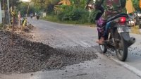 Matereal Proyek di Jalan Poros Mayangkawis – Balen Diduga Tanpa Rambu Akibatkan Pemotor Jatuh