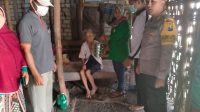 Pemdes Karangdinoyo Bersama Bhabinkamtibmas Bagikan Makanan Tambahan Kepada Lansia