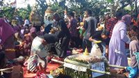 Kirab Gunungan Hasil Bumi Warnai Bersih Desa Ngujung, Temayang