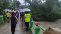 Polsek Beserta Warga Bubulan Pantau Banjir