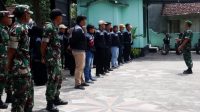 Babinsa Koramil Bubulan Bersama IKIP PGRI Bantu Warga Kurang Mampu