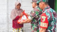 Koramil Dander Bagi Sembako Kepada Warga Kurang Mampu