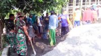 , Babinsa Koramil Balen Bojonegoro Bersama Warga Lengkong Cor Atap Mushola