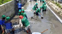 Hampir Setiap Hari,Pemkab Bojonegoro Terjunkan 90 Petugas Bersihkan Saluran Air