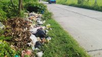 Tumpukan Sampah Berceceran di Pinggir Jalan Bikin Tak Nyaman Warga
