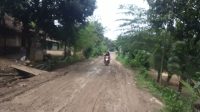 Jalan PU di Bobol Sekar Berlumpur dan Bahayakan Pengguna Jalan