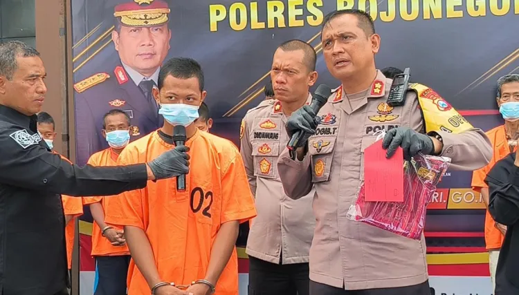 Foto Tersangka Kasus Pencabulan diamankan Polisi Celah.id