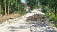 Diduga Tidak Spek, Batu Makadam Jalan Aspal Desa Banjarejo Oplosan