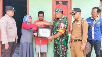 Rogoh uang Pribadi, Babinsa Kodim Bojonegoro bantu warga Pasang Listrik Gratis