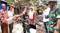 Babinsa Kepohbaru Santuni Korban Kebakaran