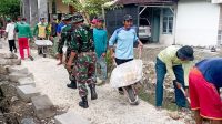 Babinsa Sumberrejo Bojonegoro bersama Warga Karangdowo Perbaiki Jalan Desa