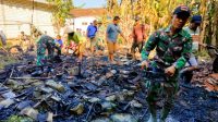 Bersama Warga Bungur, Babinsa Kanor Karya Bakti bersihkan Puing-Puing Sisa Kebakaran