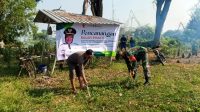 Karya Bakti Bersama Warga Desa Sudah, Babinsa Koramil Malo Bojonegoro bersih-bersih Area Makam