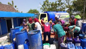 Musim Kemarau, Pemkab Bojonegoro Mulai Droping Air Bersih Pada Warga