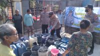 Dampak Kekeringan, Satbinmas Polres Bojonegoro Salurkan Bantuan Air Bersih untuk Warga 
