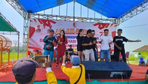 Slamet Riyanto Kades Kadungrejo Suguhkan Hiburan Dangdut Pada Peserta Jalan Sehat Forkopimcam Baureno