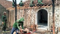 Ada Musibah Kebakaran, Babinsa Sumberrejo Bojonegoro Gerak Cepat Perbaiki Rumah Warga Jatigede