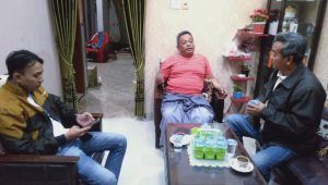Bentuk Kepedulian, Budiono Anggota DPRD Provinsi Jatim Sambangi Jurnalis Yang Sakit