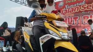 Meski Tak Mendapatkan Firasat, Samiatun Kaget Dapat Hadiah Utama Jalan Sehat Pemdes Sambiroto, Kapas