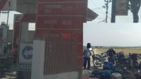 Rombongan Sepeda Motor Modifikasi lalu Lalang Ngasu BBM Jenis Pertalite di SPBU Padangan