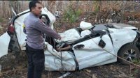 Diduga Pecah Ban, Mobil Avanza Hilang Kendali Alami Kecelakaan Tunggal di Dander
