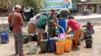 Musim Kemarau, Kodim Bojonegoro bersama Koramil dan Pemdes Kasiman salurkan 25 ribu Liter Air Bersih