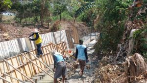 Diduga Ada Pengurangan Besi, Proyek TPT di Desa Piyak, Kanor Terkesan Asal Jadi
