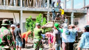 Babinsa Bubulan Bojonegoro Berbaur bantu Pengecoran Atap Ponpes Ummi Kamilah Sunan Drajat