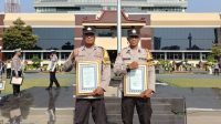 Bentuk Apresiasi, Dua Bhabinkamtibmas Polres Bojonegoro Terima Penghargaan dari Kapolda Jatim