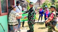 Momen HUT ke- 78 TNI, Babinsa Kodim Bojonegoro berbagi Sembako dengan Warga