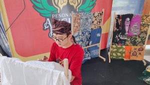 UMKM Bojonegoro Kenalkan Produk Unggulan di Anjungan Jawa Timur TMII, Ajak Pengunjung Membatik