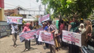 Datangi Kantor DPMD Bojonegoro, Puluhan Warga Desa Tapelan, Ngraho Tolak Hasil Tes Perades