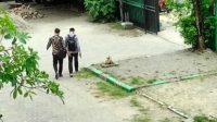 Warga Desa Margoagung Menunggu, Sekdes Nampak Santai Keluar Dari Kantor Kecamatan Sumberrejo