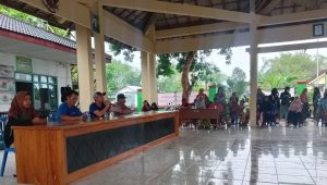 Emak- Emak Ikut Protes Tuntut Sekdes Margoagung Mundur Dari Jabatannya