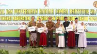 Pj Bupati Bojonegoro Serahkan Hadiah Lomba Bertutur Tingkat SD/MI