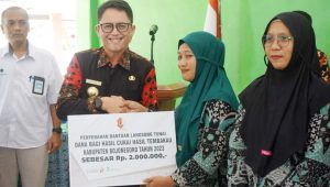 Pemkab Bojonegoro Kembali Salurkan BLT DBHCT dan Bansos Penanganan Kemiskinan Ekstrem