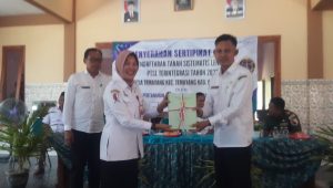 Simbolis, Sekda Bojonegoro Serahkan Sertifikat PTSL Pada Pemerintah Desa Temayang