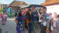 Bagikan Sayur Pada Ibu Rumah Tangga, Aksi Polsek Kalitidu Pada Giat Jum’at Berkah