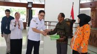 Pj Bupati Bojonegoro Serahkan SK Pensiun Pada 49 PNS