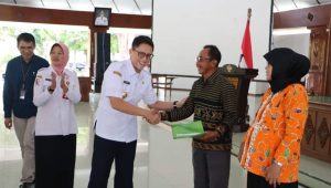 Pj Bupati Bojonegoro Serahkan SK Pensiun Pada 49 PNS