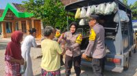 Dengan Membagikan Sayur, Polsek Kalitidu Berikan Sosialisasi Pada Masyarakat Secara Dekat