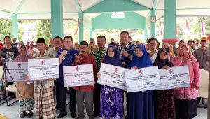 Jelang Ramadhan, Pj Bupati Bojonegoro Salurkan Bansos Penanganan Kemiskinan