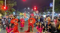 Hingga Larut Malam, Warga Bojonegoro Padati Jl MH Thamrin, Ikut Rayakan Imlek dan Cap Go Meh