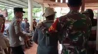Babinsa Bersama Bhabinkamtibmas Bantu Kelancaran Penyaluran Beras di Desa Grebegan Kalitidu