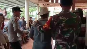 Babinsa Bersama Bhabinkamtibmas Bantu Kelancaran Penyaluran Beras di Desa Grebegan Kalitidu
