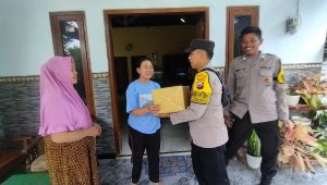 Anggota KPPS Sedang Sakit, Bhabinkamtibmas Polres Bojonegoro Beri Rasa Empati