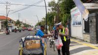 Berkah Ramadhan, Satlantas Polres Bojonegoro Borong Jajanan UMKM Untuk Dibagikan ke Warga