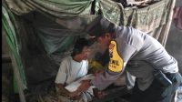 Peduli Sesama, Kapolsek Bubulan Berikan Bantuan Sembako Pada Warga Tidak Mampu