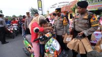 Kapolres Bersama Ketua PYKB Cabang Bojonegoro Bagi-Bagi Takjil Kepada Warga 