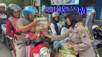Berkah Ramadhan, Polwan Polres Bojonegoro Bagikan Ratusan Takjil ke Pengguna Jalan